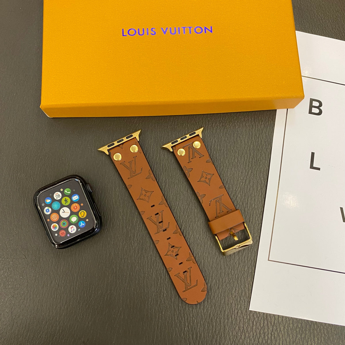 Bracelet de rechange Apple avec décoration en rivets et monogramme en relief Roxy New 2